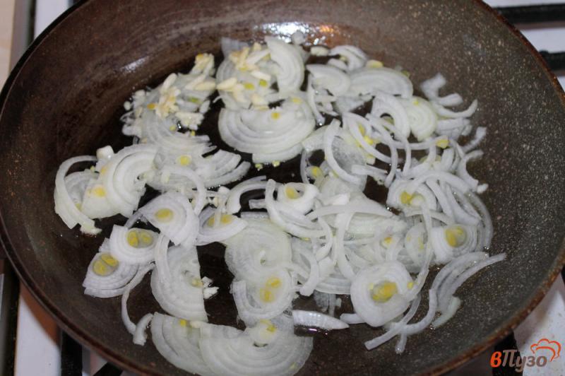 Фото приготовление рецепта: Гарнир из спаржевой фасоли с луком и чесноком в соевом соусе шаг №3