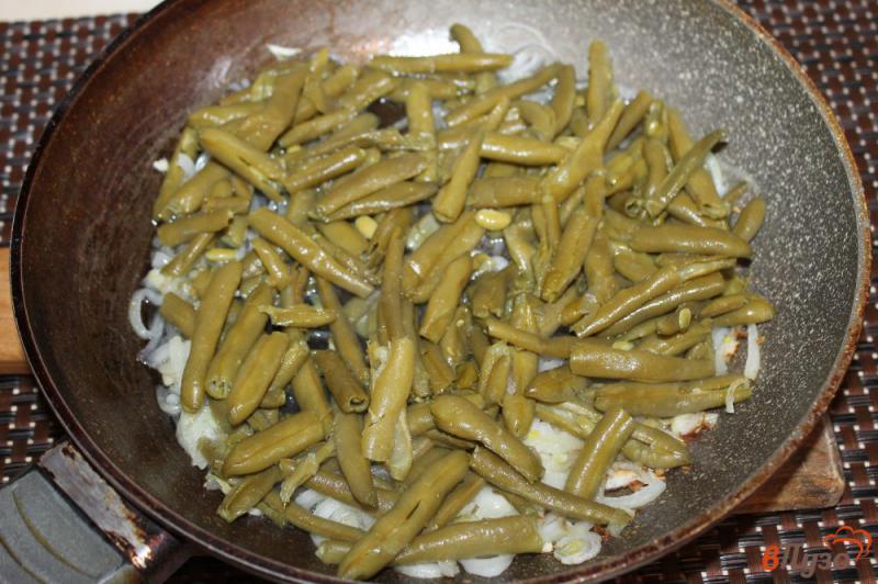 Фото приготовление рецепта: Гарнир из спаржевой фасоли с луком и чесноком в соевом соусе шаг №4