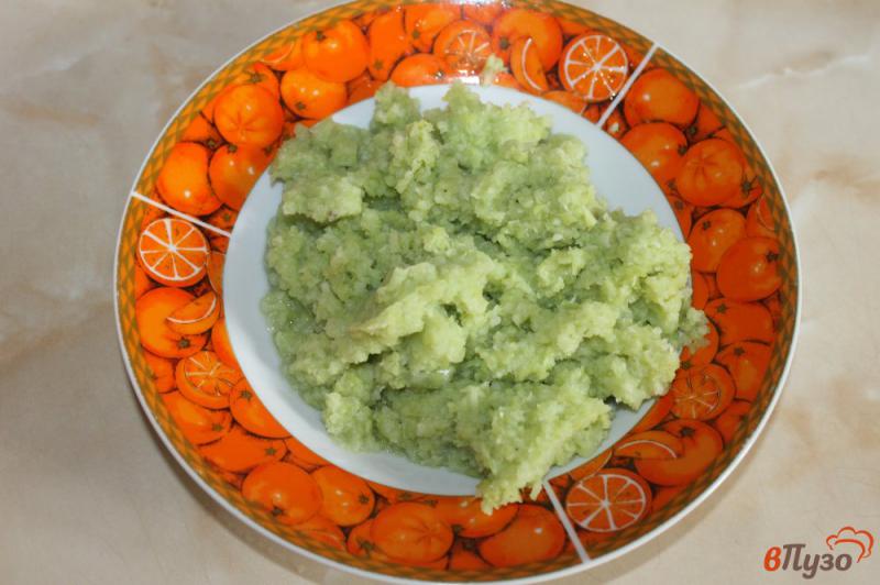 Фото приготовление рецепта: Оладьи из брокколи, кабачка и моркови с зеленью шаг №1