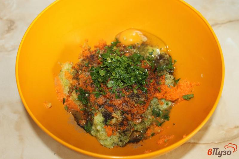 Фото приготовление рецепта: Оладьи из брокколи, кабачка и моркови с зеленью шаг №5