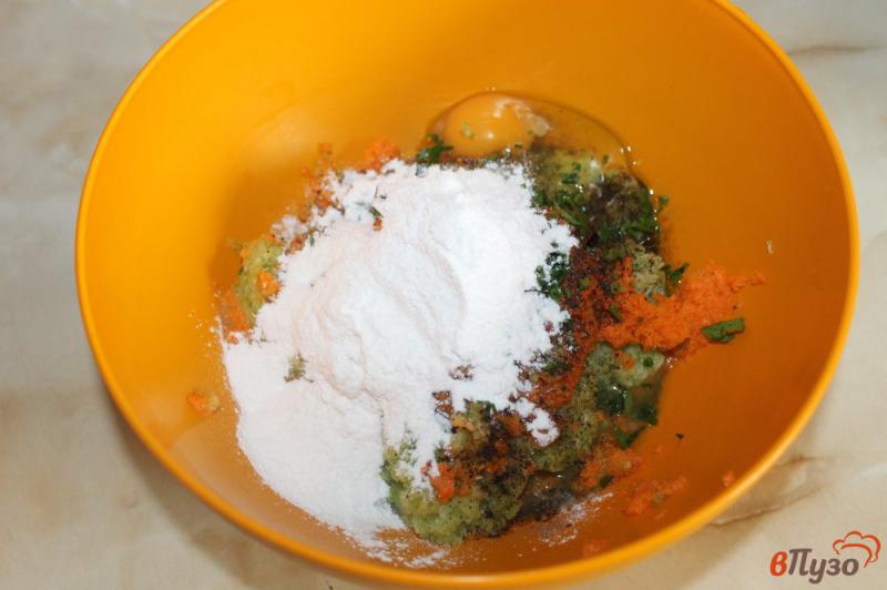 Фото приготовление рецепта: Оладьи из брокколи, кабачка и моркови с зеленью шаг №6