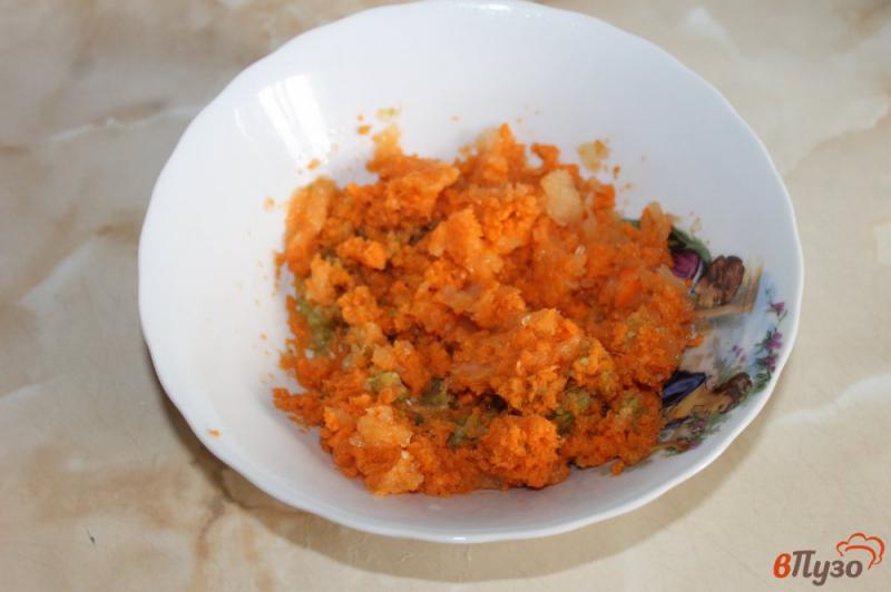 Фото приготовление рецепта: Оладьи из брокколи, кабачка и моркови с зеленью шаг №3
