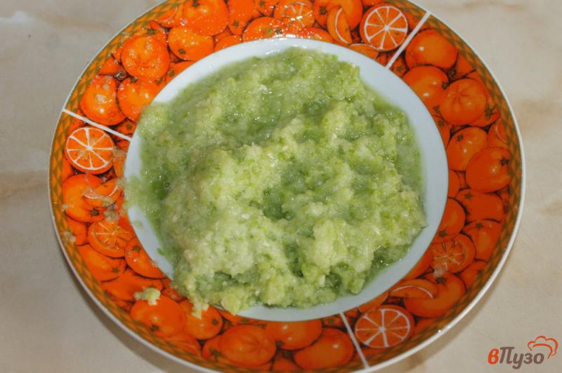 Фото приготовление рецепта: Оладьи из брокколи, кабачка и моркови с зеленью шаг №2