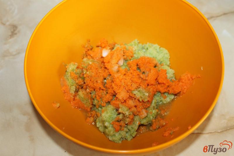 Фото приготовление рецепта: Оладьи из брокколи, кабачка и моркови с зеленью шаг №4