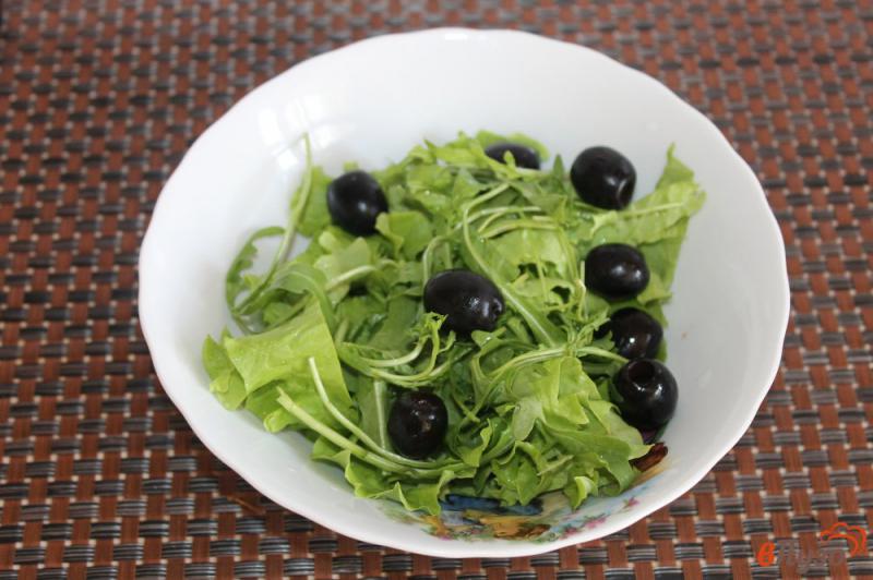 Фото приготовление рецепта: Салат из маслин, сыра с плесенью и рукколы шаг №2