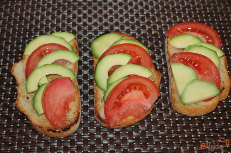 Фото приготовление рецепта: Бутерброды с авокадо, фетой и рукколой шаг №3