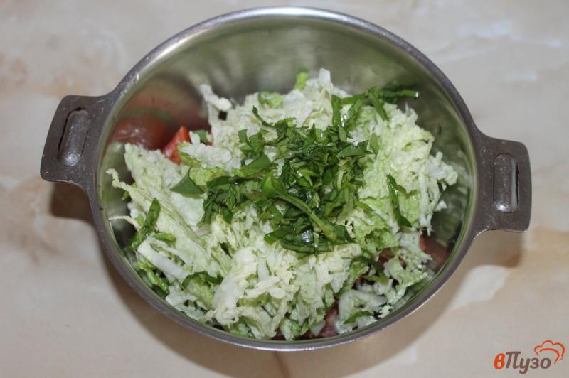 Фото приготовление рецепта: Салат из пекинской капусты с базиликом и томатами шаг №3