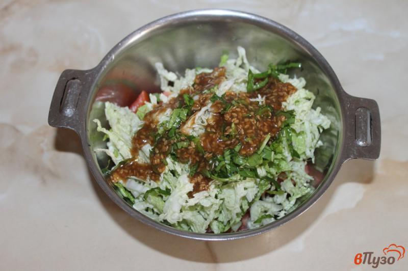 Фото приготовление рецепта: Салат из пекинской капусты с базиликом и томатами шаг №4