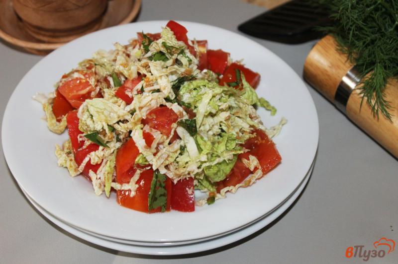 Фото приготовление рецепта: Салат из пекинской капусты с базиликом и томатами шаг №5