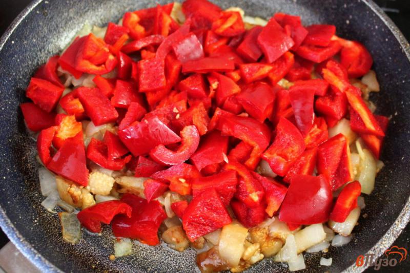 Фото приготовление рецепта: Гювече в томатном соусе шаг №3