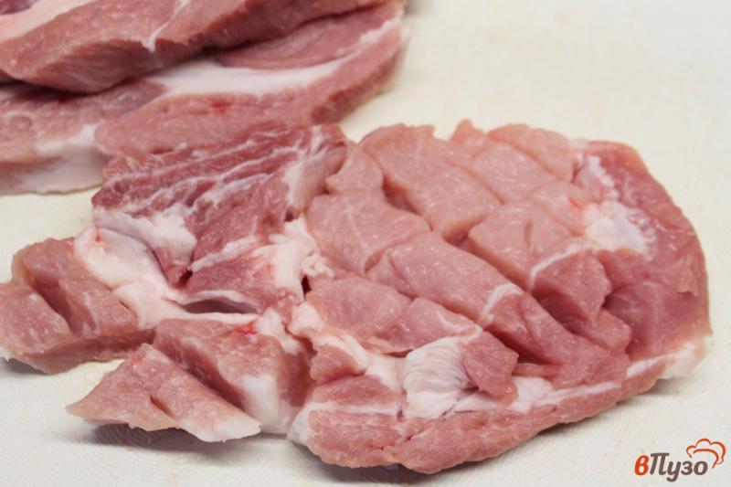 Фото приготовление рецепта: Свиная корейка с розмарином, чесноком и перцем шаг №2