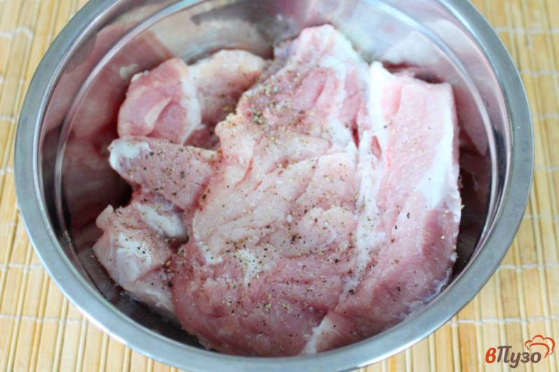 Фото приготовление рецепта: Свиная корейка с розмарином, чесноком и перцем шаг №3