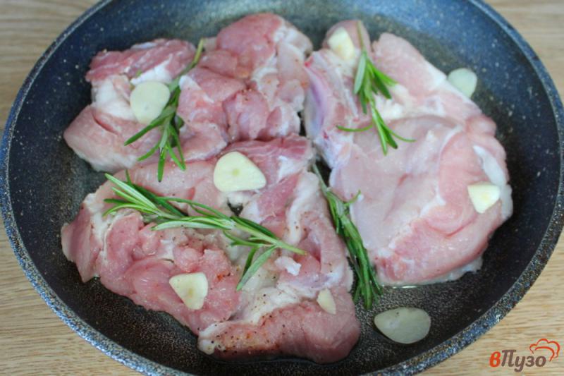 Фото приготовление рецепта: Свиная корейка с розмарином, чесноком и перцем шаг №5