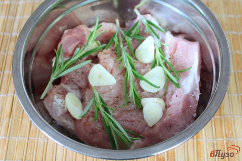 Фото приготовление рецепта: Свиная корейка с розмарином, чесноком и перцем шаг №4