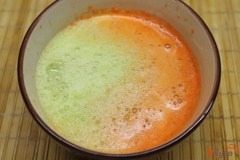 Фото приготовление рецепта: Сок из яблок и моркови шаг №3