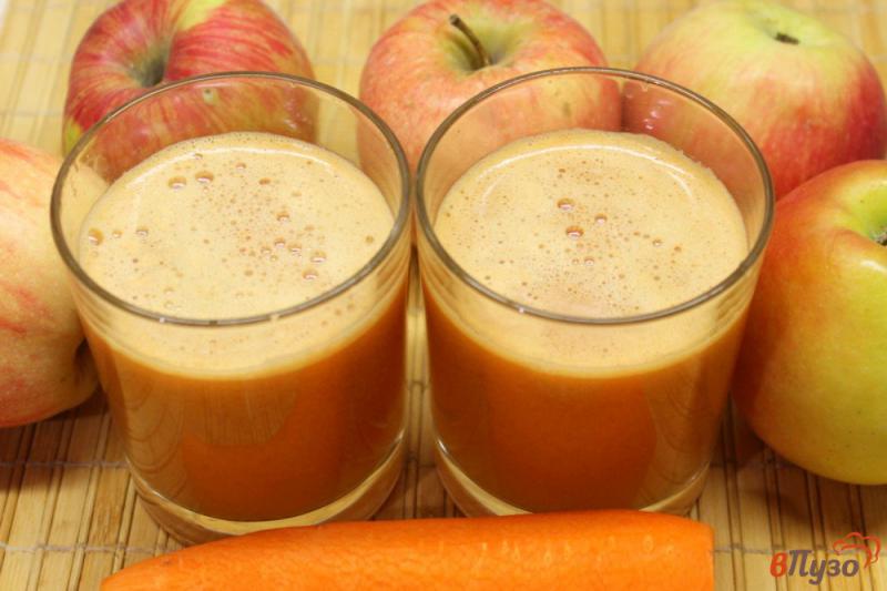 Фото приготовление рецепта: Сок из яблок и моркови шаг №5
