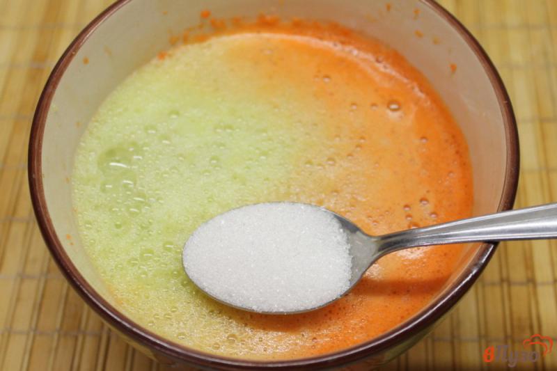 Фото приготовление рецепта: Сок из яблок и моркови шаг №4