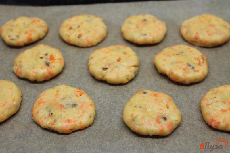 Фото приготовление рецепта: Морковное печенье с грецким орехом шаг №6