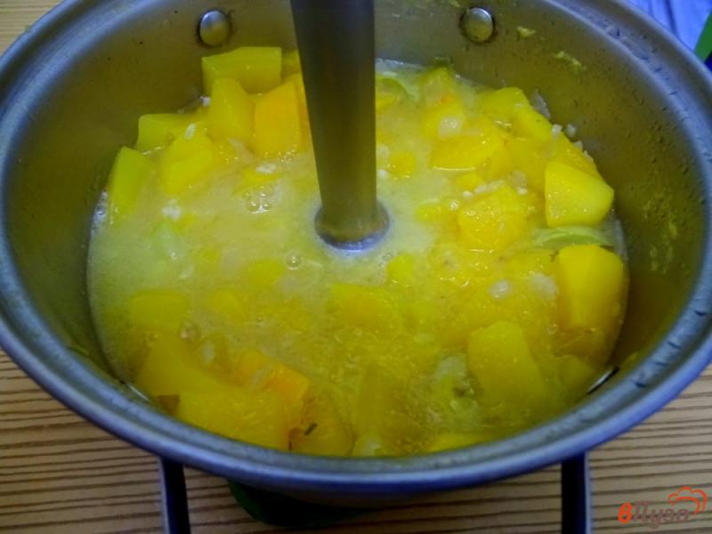 Фото приготовление рецепта: Суп пюре из тыквы с чесноком шаг №7