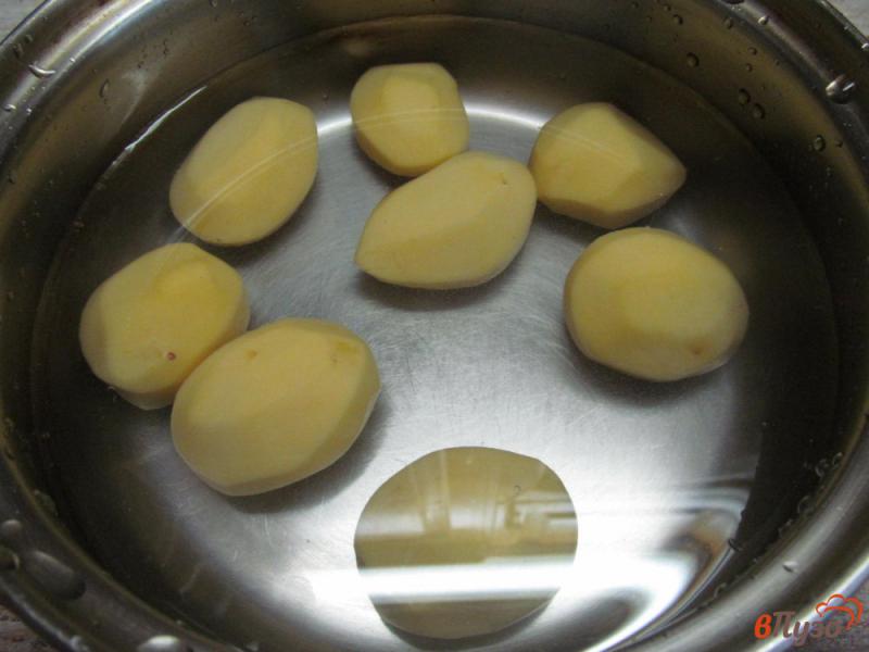 Фото приготовление рецепта: Сливочный картофель под соусом из сыра и яйца шаг №1