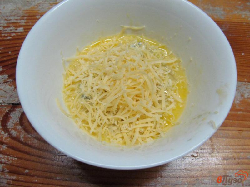 Фото приготовление рецепта: Сливочный картофель под соусом из сыра и яйца шаг №3