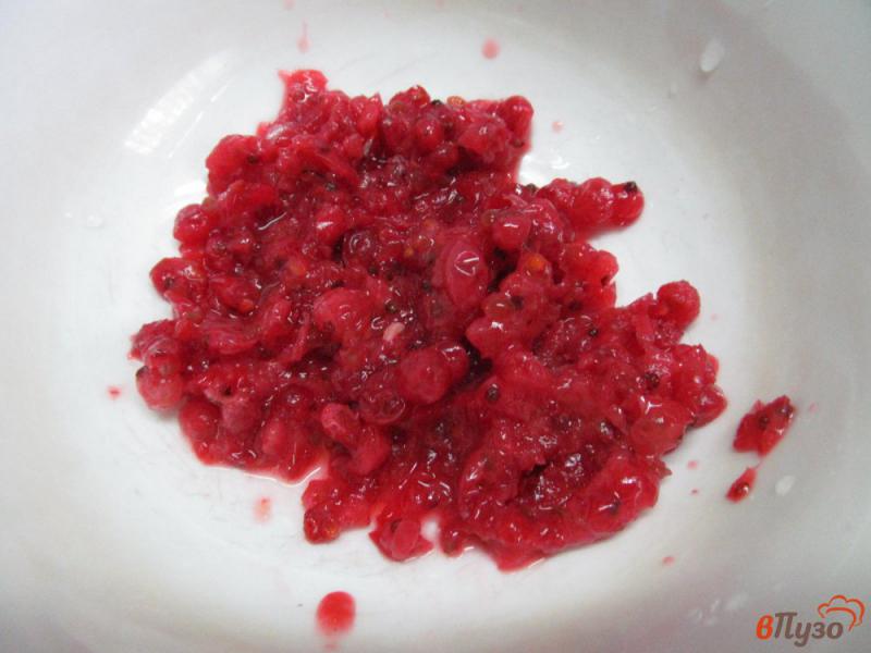 Фото приготовление рецепта: Салат из красной смородины - десерт шаг №2