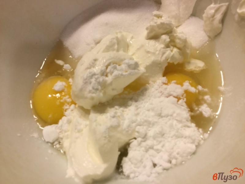 Фото приготовление рецепта: Ягодный пирог со сметанной заливкой шаг №3