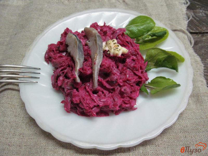 Фото приготовление рецепта: Салат из свеклы и селедки шаг №4