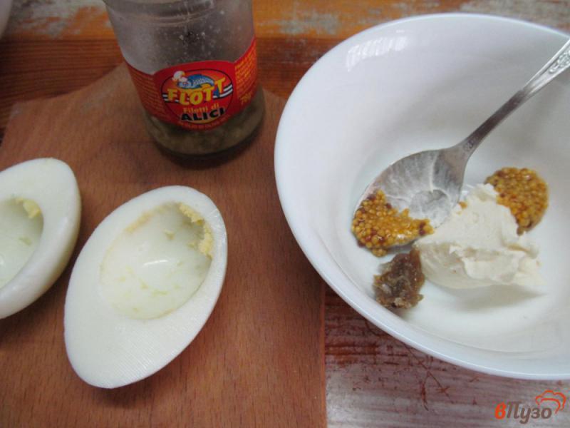 Фото приготовление рецепта: Салат с огурцом кукурузой и яйцом шаг №4