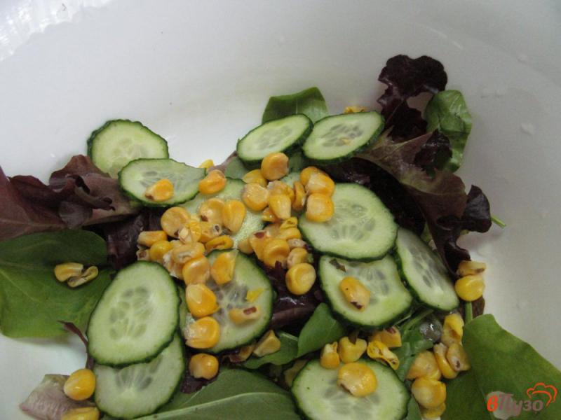 Фото приготовление рецепта: Салат с огурцом кукурузой и яйцом шаг №3