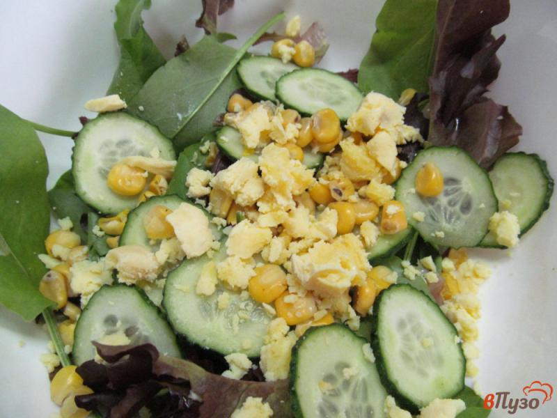 Фото приготовление рецепта: Салат с огурцом кукурузой и яйцом шаг №5