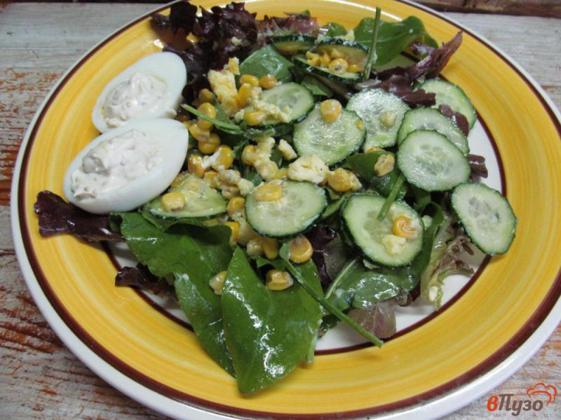 Фото приготовление рецепта: Салат с огурцом кукурузой и яйцом шаг №6