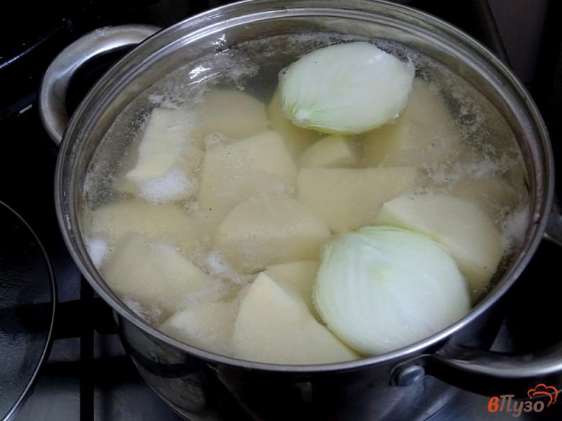 Фото приготовление рецепта: Картофельно - чесночный суп шаг №4