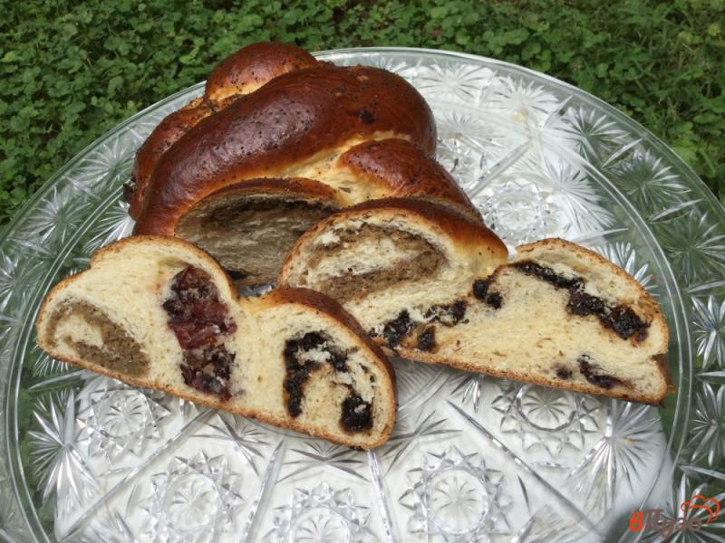 Фото приготовление рецепта: Дрожжевой пирог с брусникой, черносливом, изюмом и орехами шаг №8