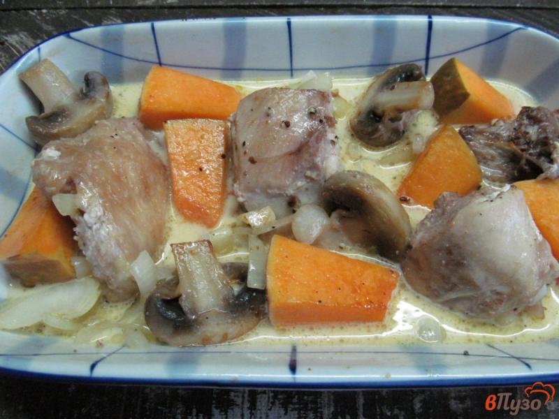 Фото приготовление рецепта: Курица с тыквой и грибами шаг №6