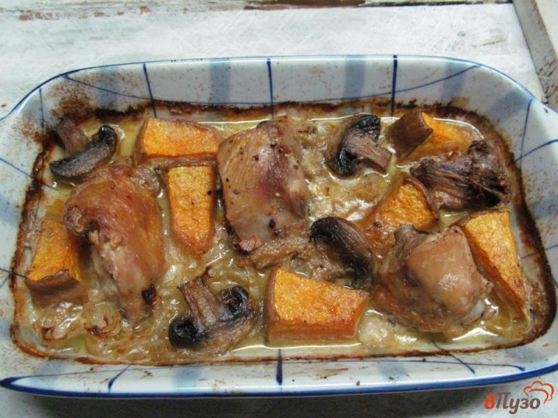 Фото приготовление рецепта: Курица с тыквой и грибами шаг №7