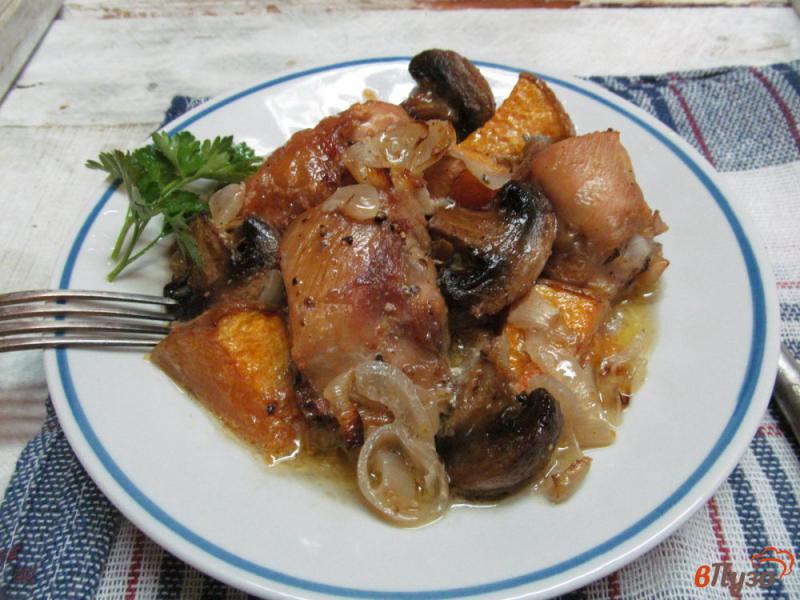 Фото приготовление рецепта: Курица с тыквой и грибами шаг №8