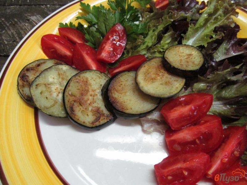 Фото приготовление рецепта: Теплый картофельный салат с жаренным баклажаном шаг №2
