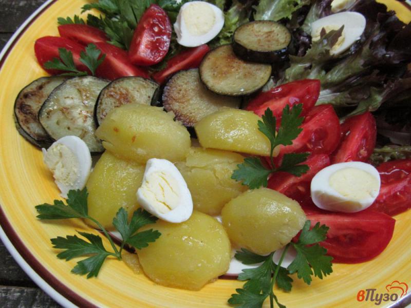 Фото приготовление рецепта: Теплый картофельный салат с жаренным баклажаном шаг №3