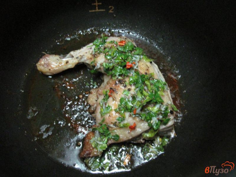 Фото приготовление рецепта: Куриные окорочка под соусом чимичурри шаг №5