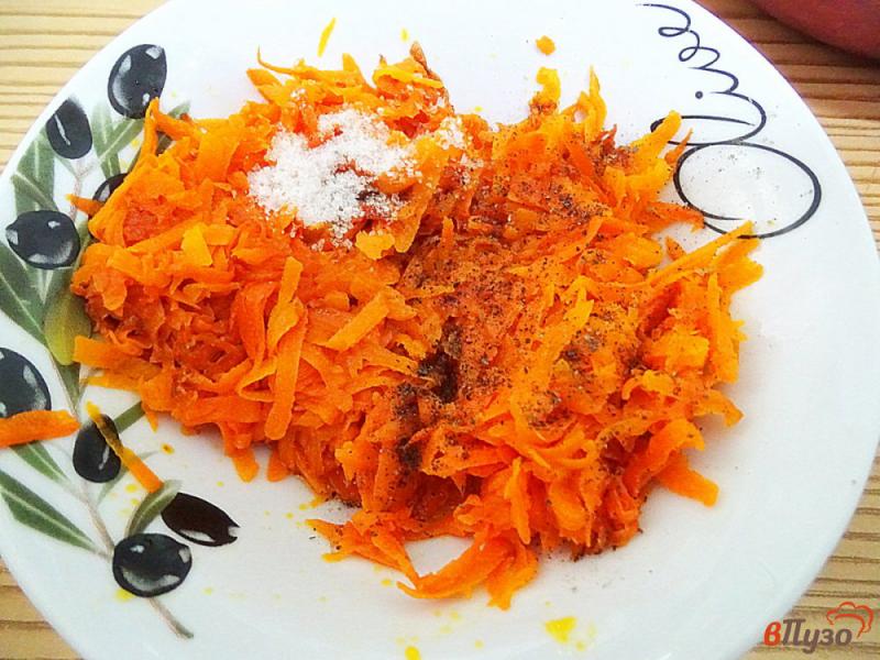 Фото приготовление рецепта: Куриные котлеты с кабачком и фаршированные морковью шаг №2