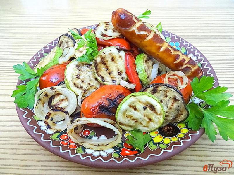 Фото приготовление рецепта: Овощи и сосиски на сковороде гриль шаг №9