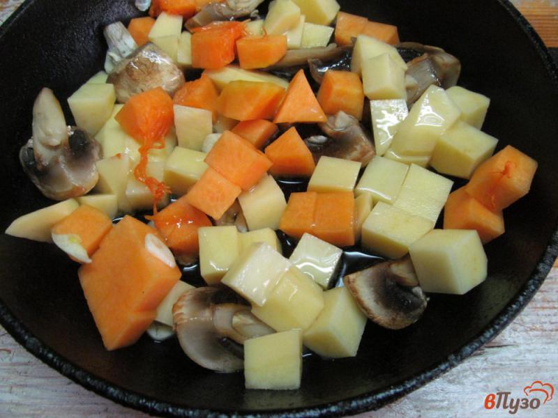 Фото приготовление рецепта: Запеканка из тыквы и грибов шаг №4