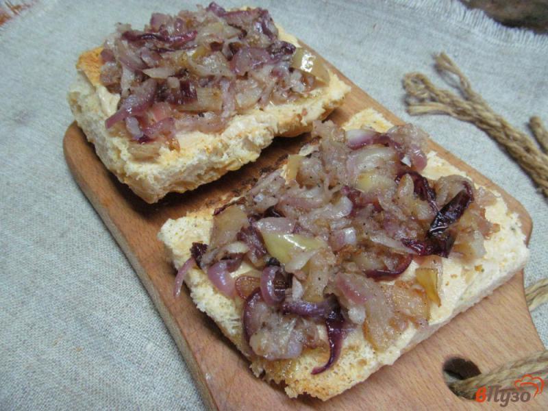 Фото приготовление рецепта: Бутерброд с ветчиной и заправкой из сельдерея с яблоком шаг №4