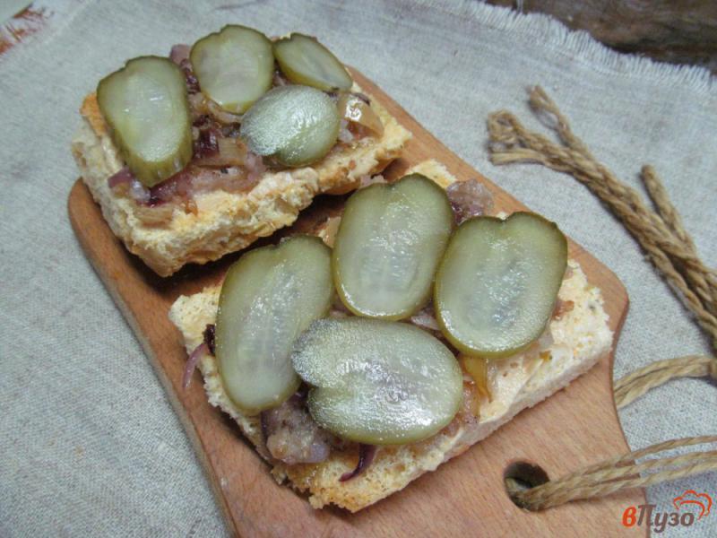 Фото приготовление рецепта: Бутерброд с ветчиной и заправкой из сельдерея с яблоком шаг №5