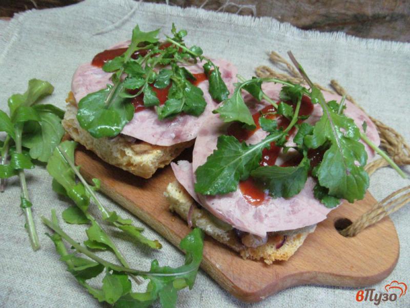 Фото приготовление рецепта: Бутерброд с ветчиной и заправкой из сельдерея с яблоком шаг №7
