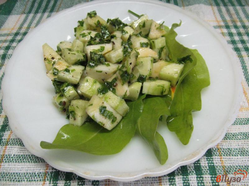 Фото приготовление рецепта: Салат из яблока и огурца шаг №4