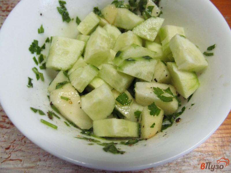 Фото приготовление рецепта: Салат из яблока и огурца шаг №3