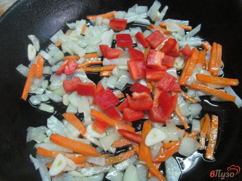Фото приготовление рецепта: Куриное филе с овощами и мивиной шаг №2