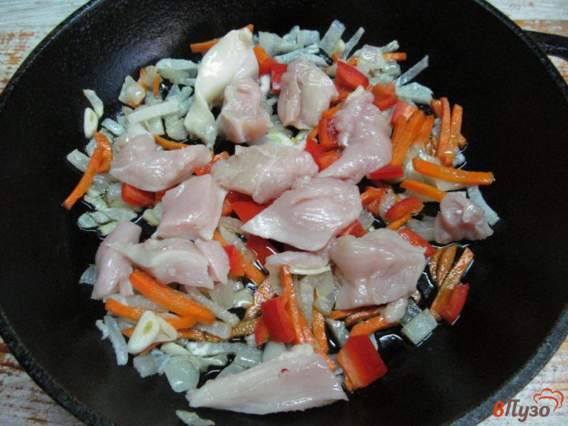 Фото приготовление рецепта: Куриное филе с овощами и мивиной шаг №3